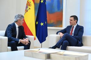 Pedro Sánchez aborda con el consejero delegado de Cellnex, Marco Patuano, los retos del sector de las telecomunicaciones
